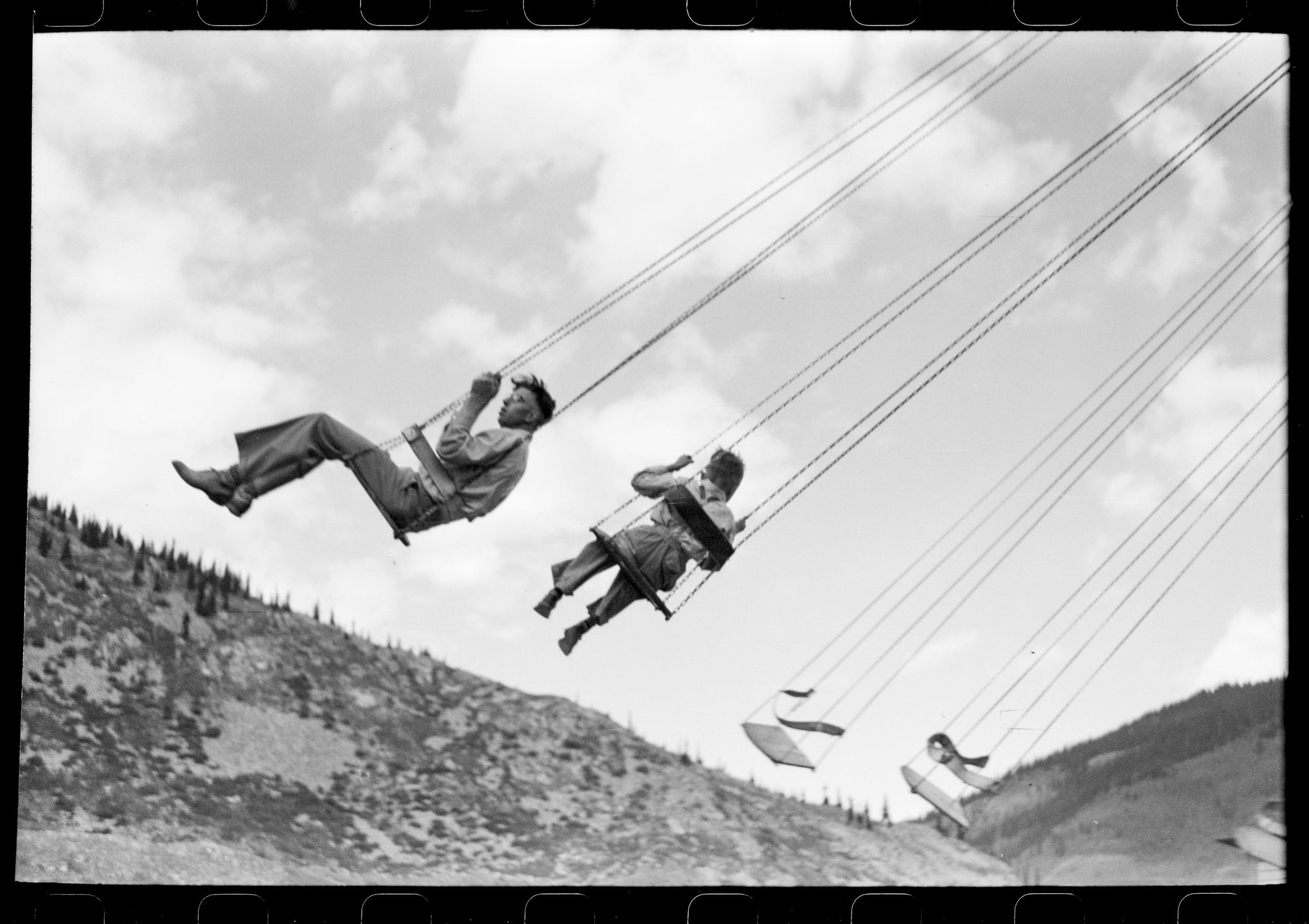 Női ujjatlan magasnyakú body (Russell Lee - People on one of the rides on amusement row at the Labor Day celebration)