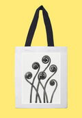 Fehér vászontáska fekete fogantyúval (Karl Blossfeldt - Adiantum pedatum)
