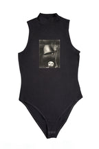 Női ujjatlan magasnyakú body (Odilon Redon- Un masque sonne le Glas Funebre)