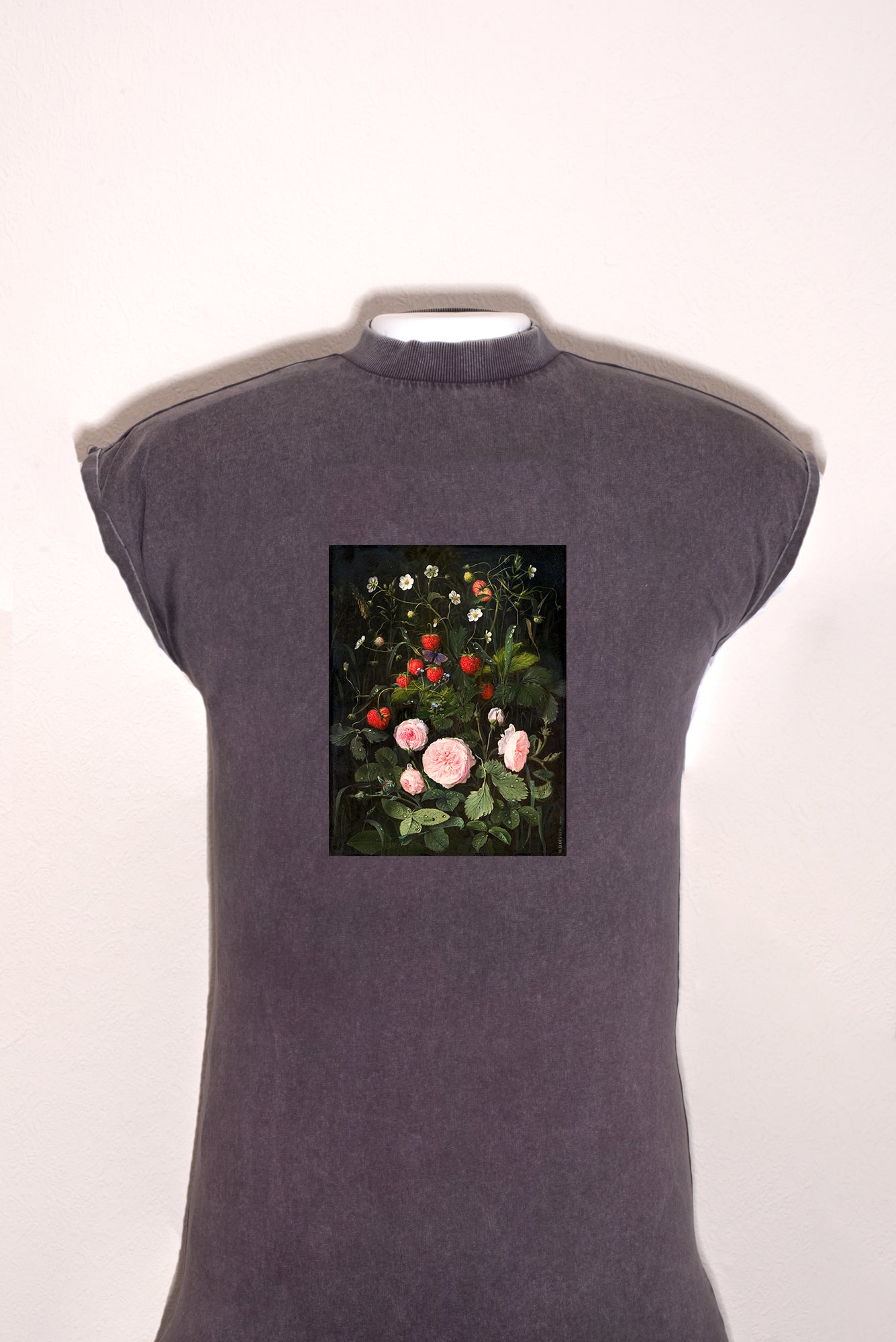 Hosszú női ruha (O.D. Ottesen - Still Life with Roses and Strawberries)