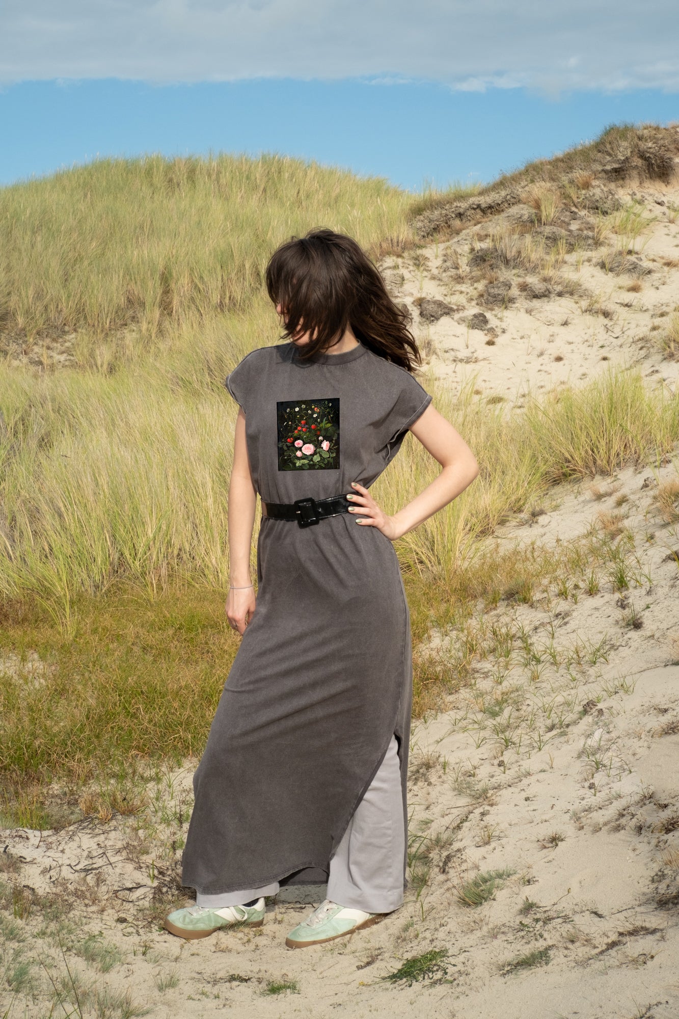 Hosszú női ruha (O.D. Ottesen - Still Life with Roses and Strawberries)