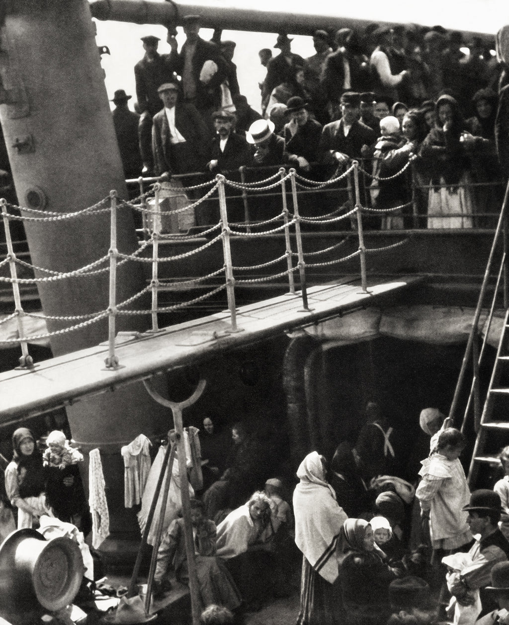 Női ujjatlan magas nyakú body (Alfred Stieglitz - The Steerage)