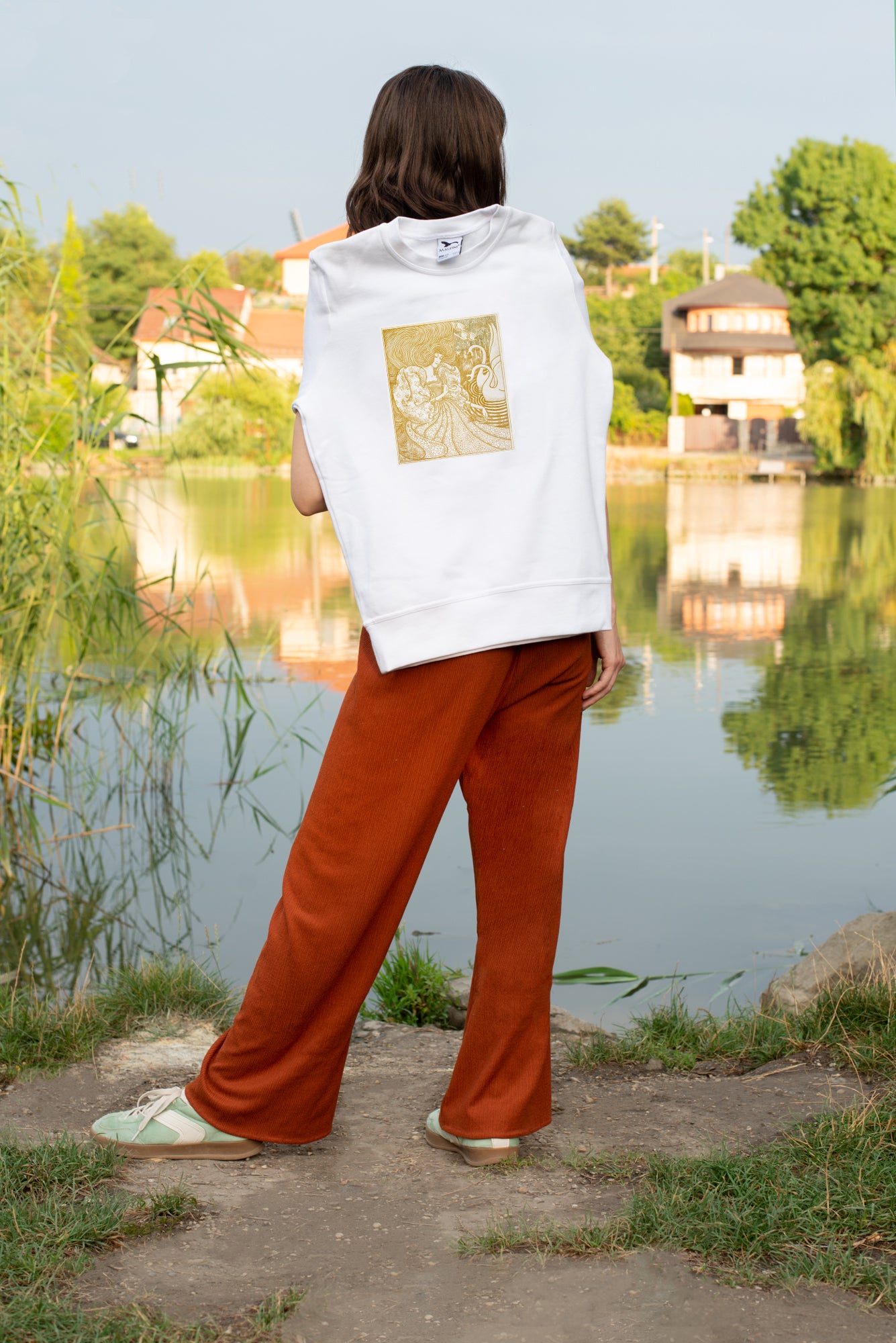 Pamut pulóver - Unisex (Jan Toorop - Woman With a Butterfly at Pond with Two Swans)